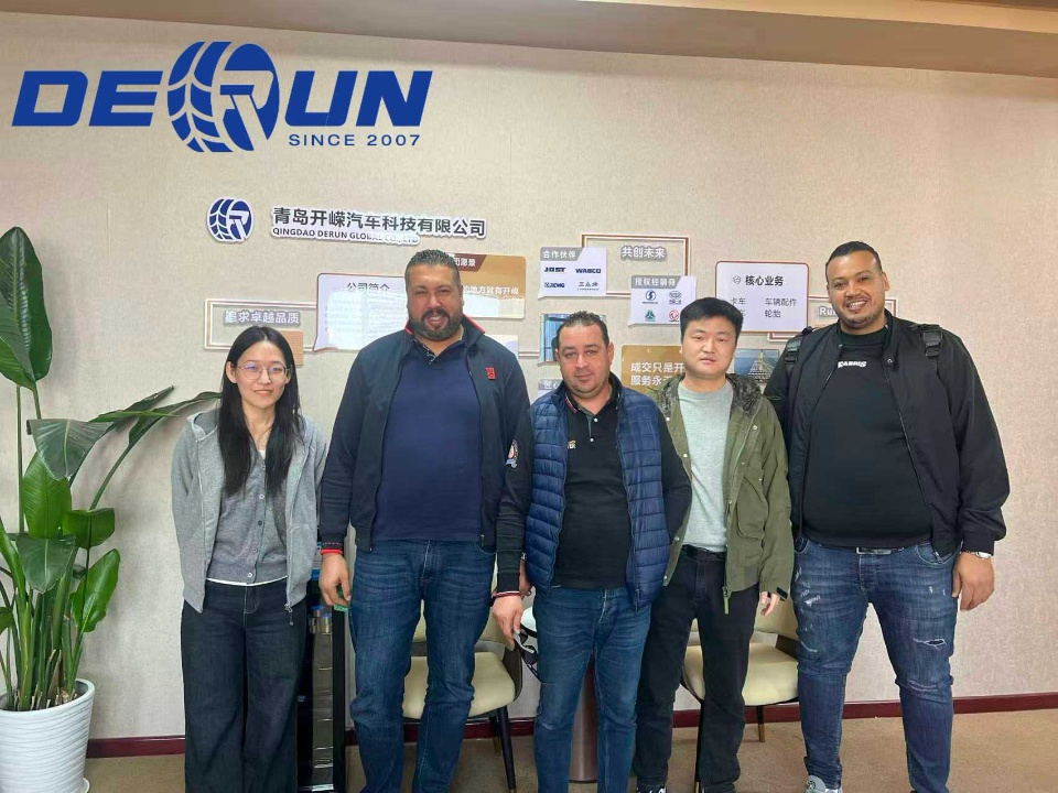 Klient z Algierii odwiedził pojazd Shandong Derun