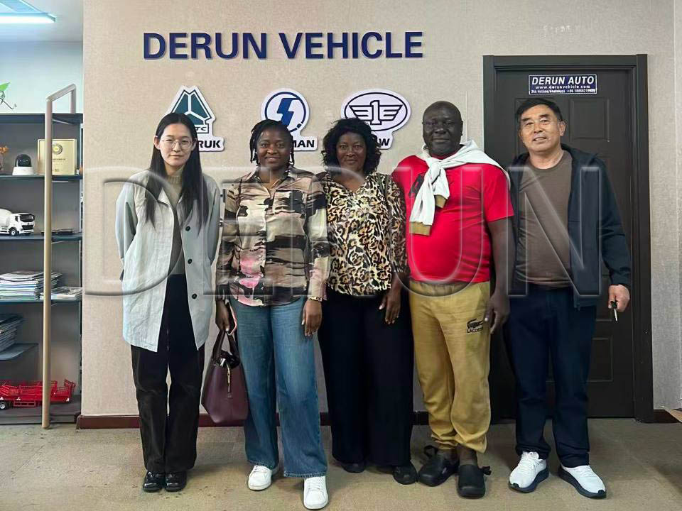Klienci z Gabonu odwiedzili Derun Auto i kupili pięć ciężarówek