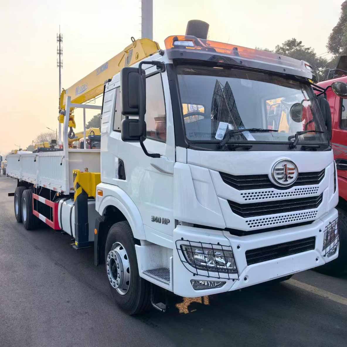 Ciężarówka z żurawiem FAW J6P 6X4 350PS